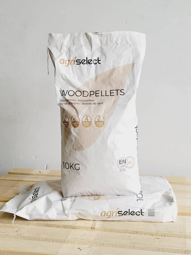 twee zakken Agriselect pellets opelkaar gestapeld