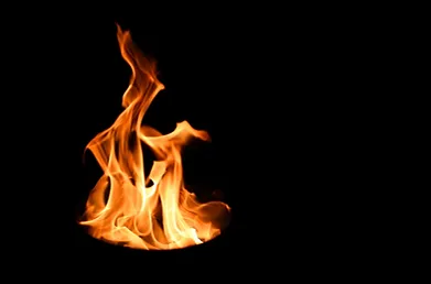 Goedkope brandende pellets in de nacht