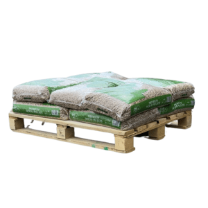 10 zakken Conifer op een pallet gestapeld