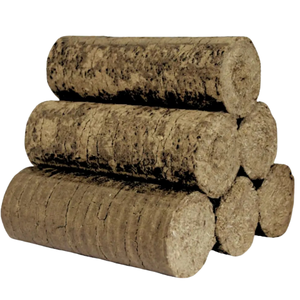 Stapel Nestro briketten (hardhoutbriketten) – cilindervormige briketten op elkaar voor houtkachel en haard