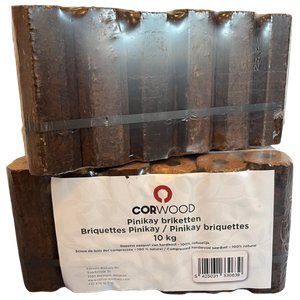 Twee pakken Pini Kay briketten op elkaar gestapeld